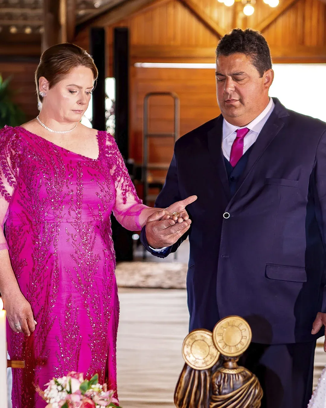 Casal de mãos dadas durante a celebração de bodas de prata.
