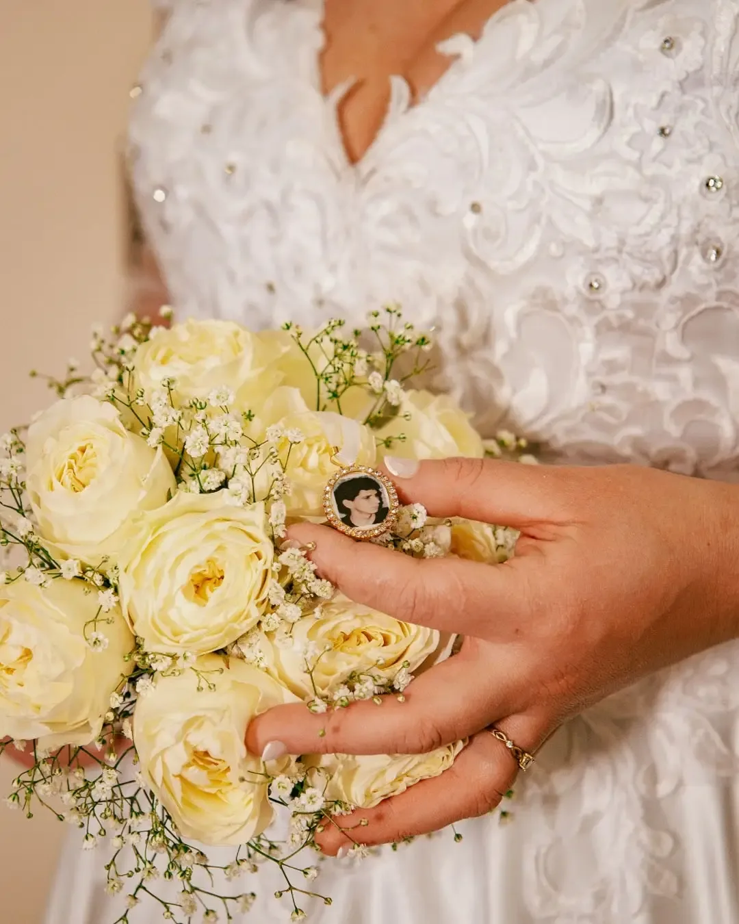 Detalhe do buquê branco nas mãos da noiva.