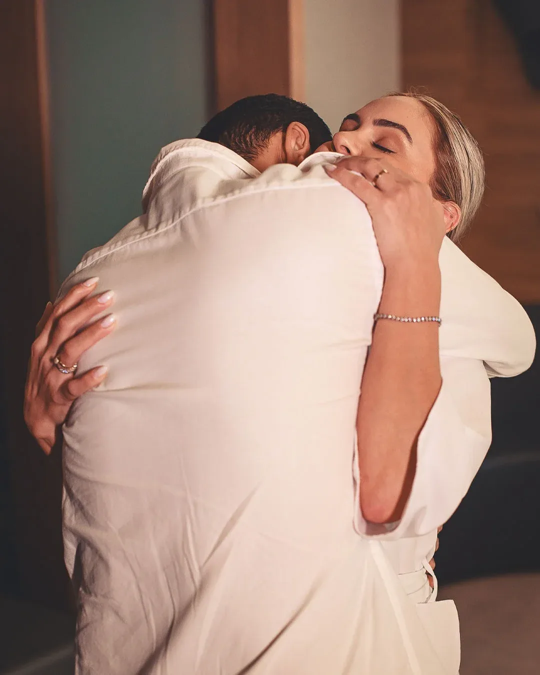 Casal se beijando na cerimônia de casamento civil.