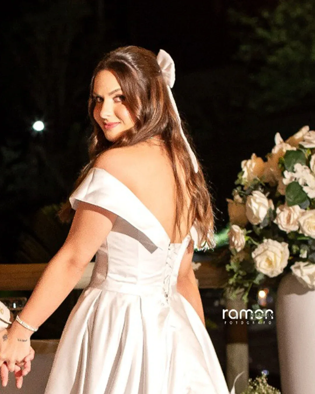 Retrato da noiva com vestido acetinado durante a festa.