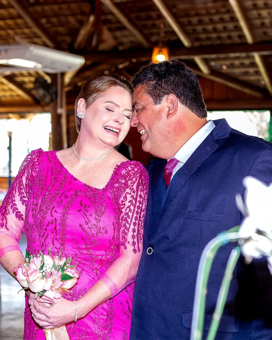 Casal sorrindo durante a celebração de bodas de prata.