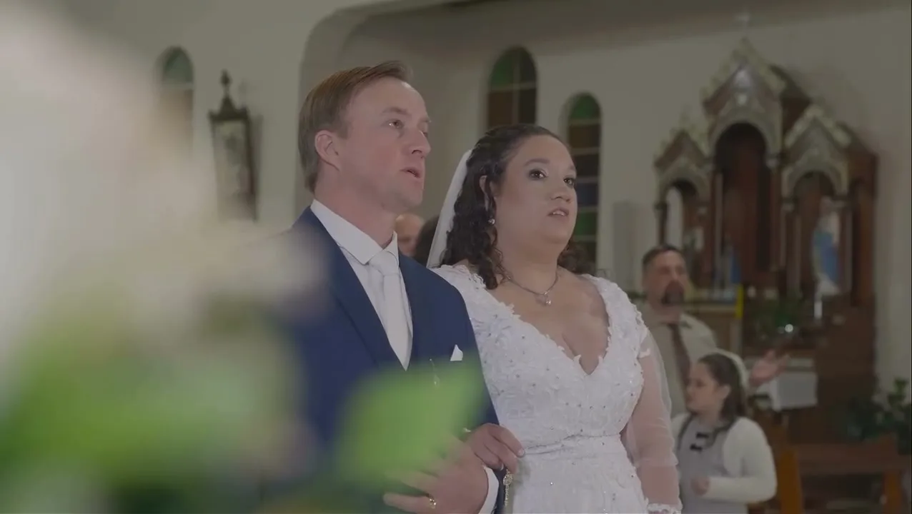 Noivos durante uma cerimônia de casamento na igreja.